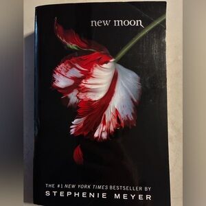 New Moon 2nd Book in the Twilight Saga Series by Stephanie Meyer